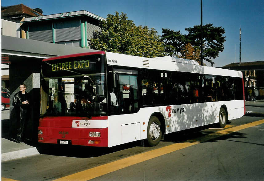 (056'207) - TRAVYS Yverdon - VD 4284 - MAN am 29. September 2002 beim Bahnhof Yverdon