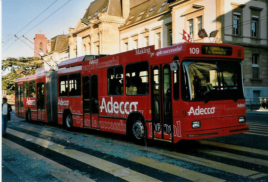 (056'226) - TN Neuchtel - Nr. 109 - NAW/Hess Gelenktrolleybus am 29. September 2002 in Neuchtel, Universit