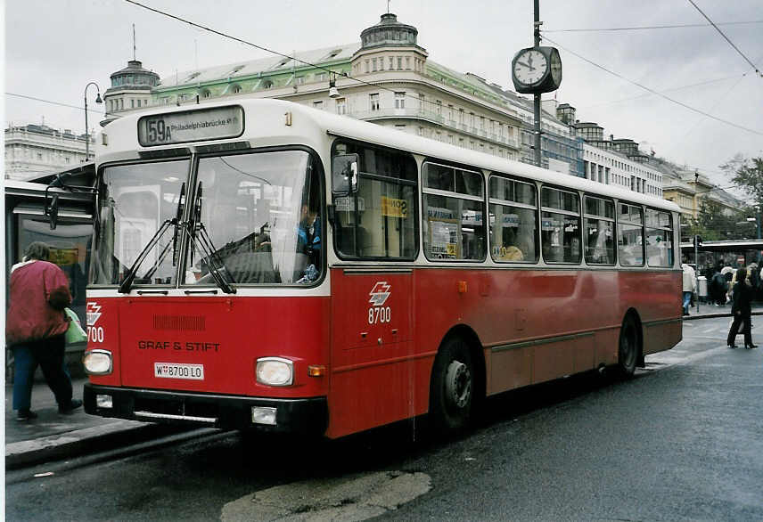 (056'502) - Wiener Linien - Nr. 8700/W 8700 LO - Grf&Stift am 8. Oktober 2002 in Wien, Oper