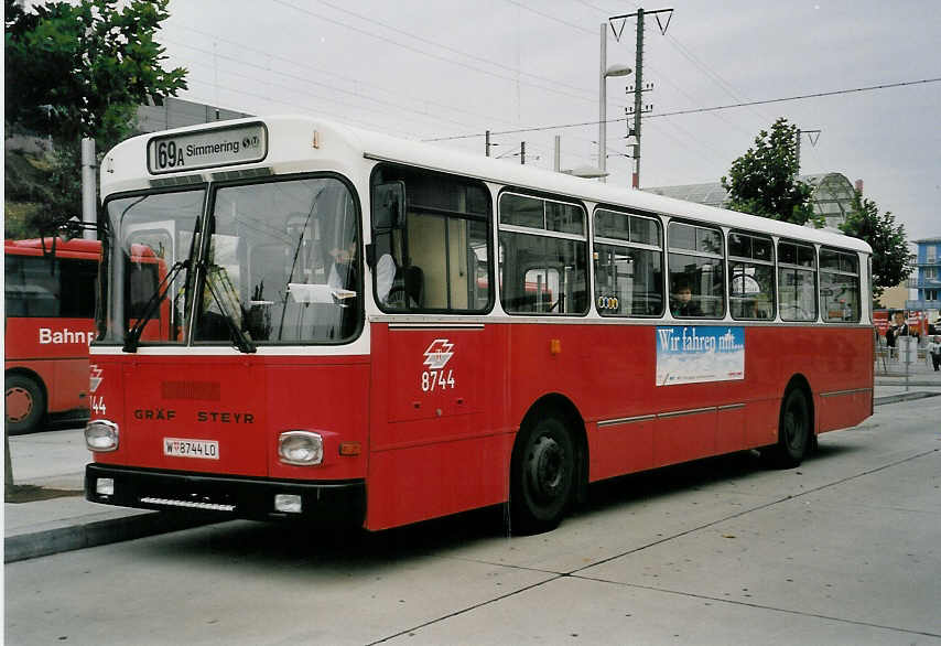 (056'718) - Wiener Linien - Nr. 8744/W 8744 LO - Grf/Steyr am 9. Oktober 2002 in Wien, Simmering