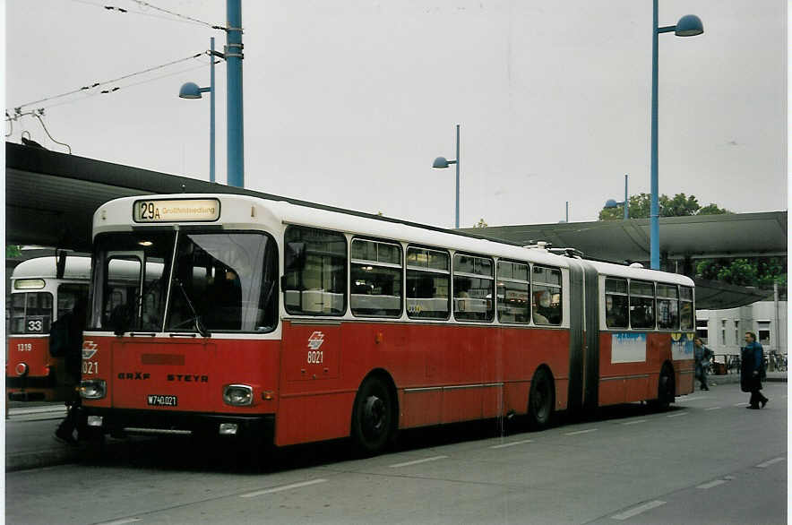 (056'815) - Wiener Linien - Nr. 8021/W 740'021 - Grf/Steyr am 10. Oktober 2002 in Wien, Floridsdorf