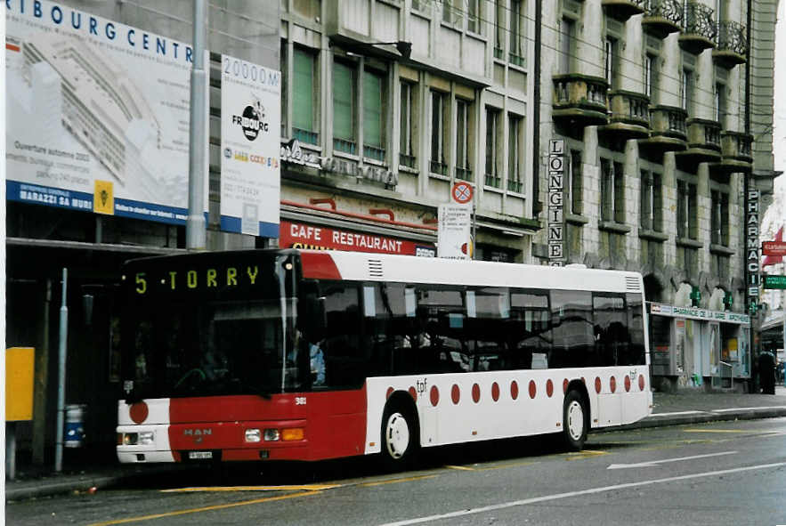 (057'224) - TPF Fribourg - Nr. 381/FR 300'385 - MAN (ex TF Fribourg Nr. 81) am 3. November 2002 beim Bahnhof Fribourg