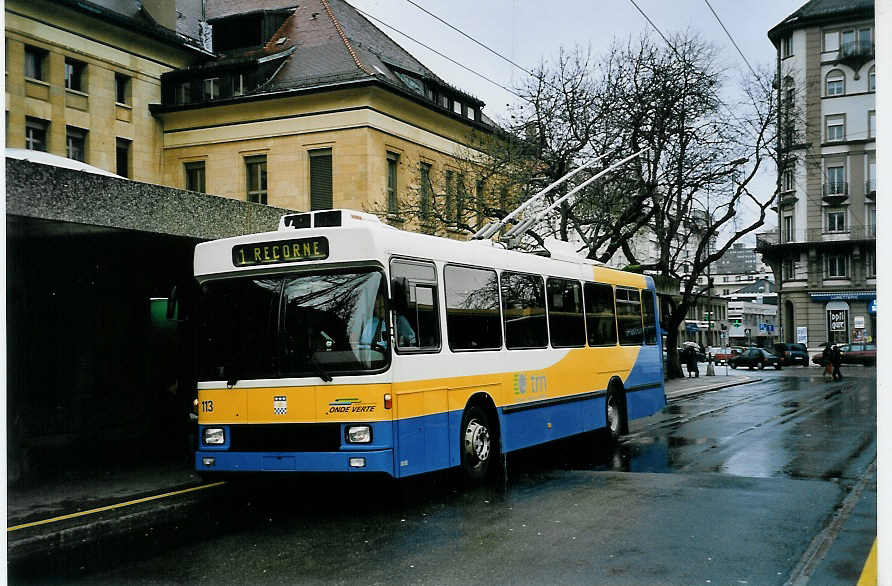 (057'414) - TC La Chaux-de-Fonds - Nr. 113 - NAW/Hess Trolleybus am 30. November 2002 beim Bahnhof La Chaux-de-Fonds