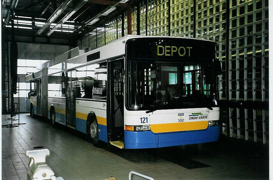 (057'430) - TC La Chaux-de-Fonds - Nr. 121 - NAW/Hess Gelenktrolleybus am 30. November 2002 in La Chaux-de-Fonds, Dpt