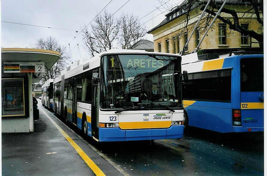 (057'433) - TC La Chaux-de-Fonds - Nr. 123 - NAW/Hess Gelenktrolleybus am 30. November 2002 beim Bahnhof La Chaux-de-Fonds