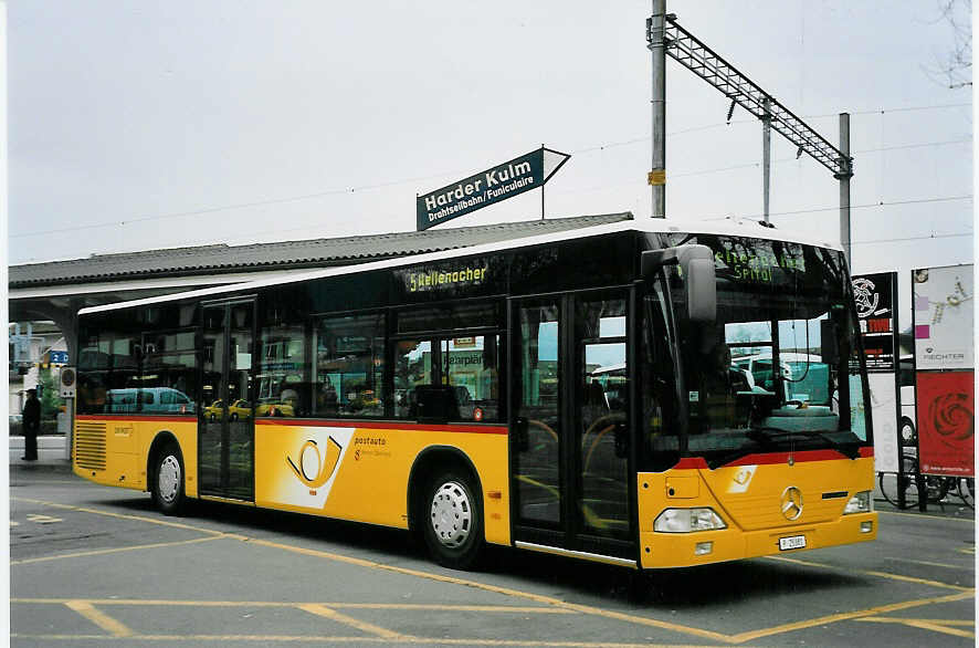 (057'616) - PTT-Regie - P 25'381 - Mercedes am 9. Dezember 2002 beim Bahnhof Interlaken West