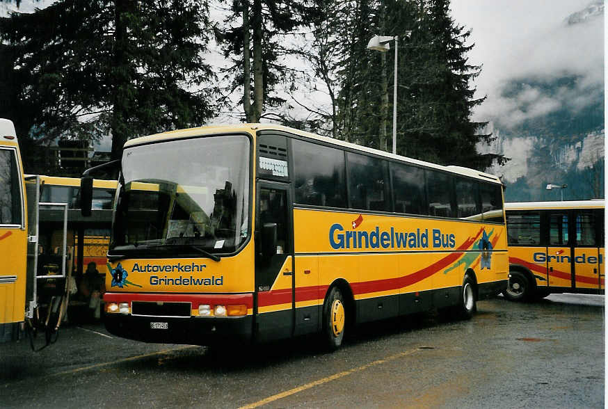 (057'923) - AVG Grindelwald - Nr. 12/BE 171'453 - MAN am 28. Dezember 2002 beim Bahnhof Grindelwald
