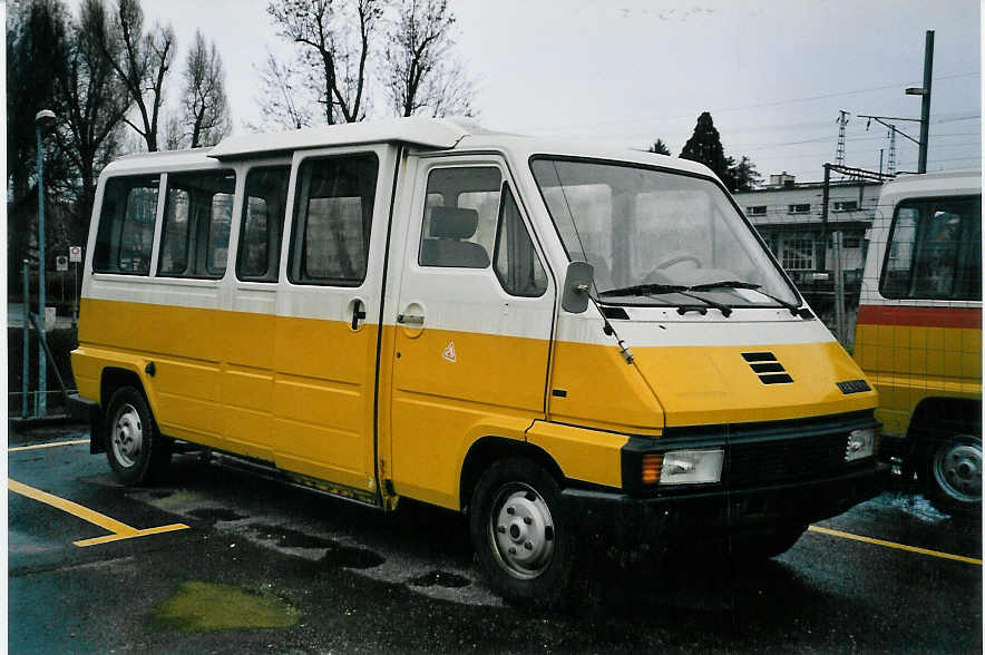 (058'011) - PTT-Regie - P 21'238 - Renault am 29. Dezember 2002 in Yverdon, Garage