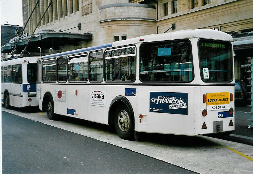 (058'411) - TL Lausanne - Nr. 956 - Rochat/Lauber Personenanhnger am 1. Januar 2003 beim Bahnhof Lausanne