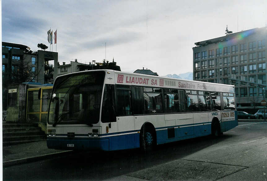 (058'414) - VMCV Clarens - Nr. 89/VD 1103 - Van Hool am 1. Januar 2003 beim Bahnhof Vevey