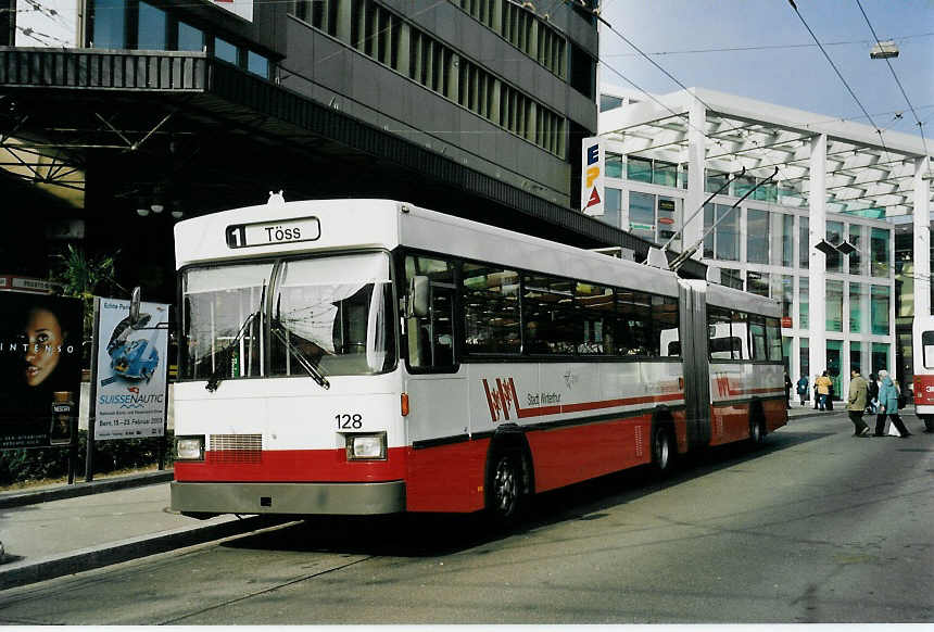 (058'923) - WV Winterthur - Nr. 128 - Saurer/FHS Gelenktrolleybus am 20. Februar 2003 beim Hauptbahnhof Winterthur