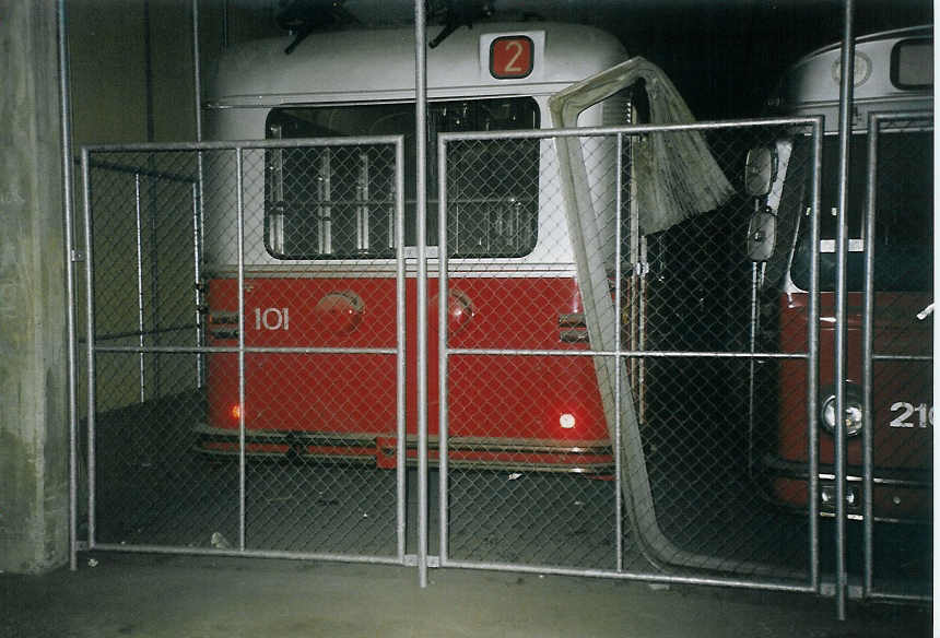 (059'008) - VW Winterthur - Nr. 101 - FBW/SWS Gelenktrolleybus am 20. Februar 2003 in Winterthur, Depot Grzefeld