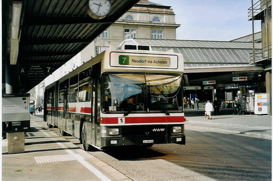 (059'335) - VBSG St. Gallen - Nr. 236/SG 198'236 - NAW/Hess am 29. Mrz 2003 beim Bahnhof St. Gallen