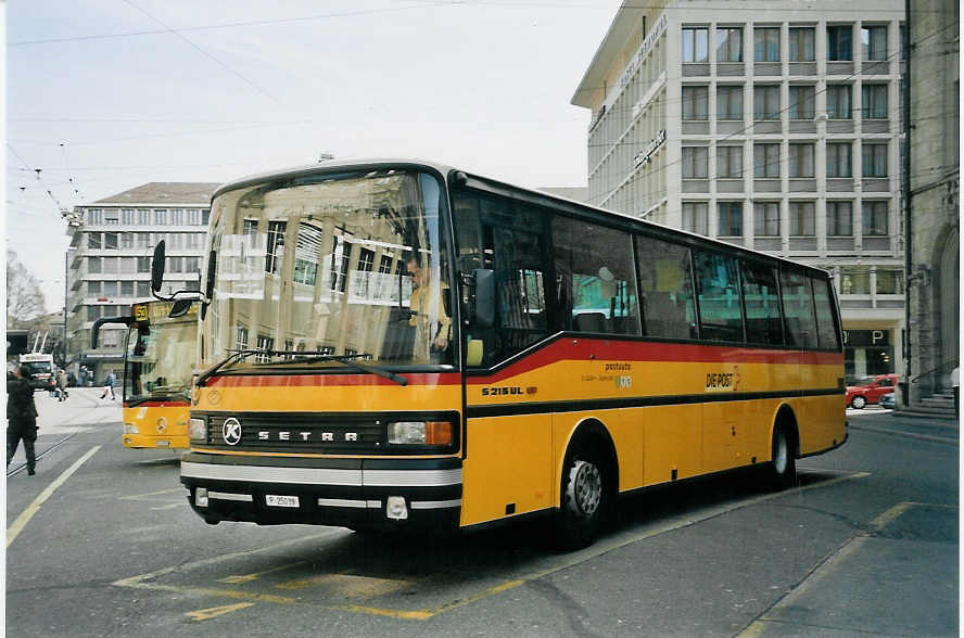 (059'426) - PTT-Regie - P 25'039 - Setra am 29. Mrz 2003 beim Bahnhof St. Gallen