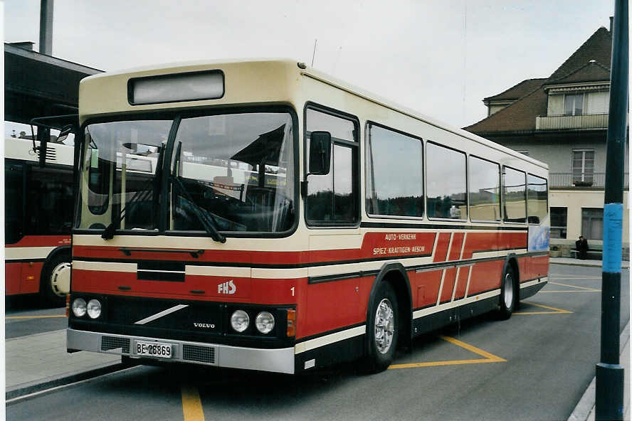 (060'226) - ASKA Aeschi - Nr. 1/BE 26'869 - Volvo/FHS am 25. Mai 2003 beim Bahnhof Spiez