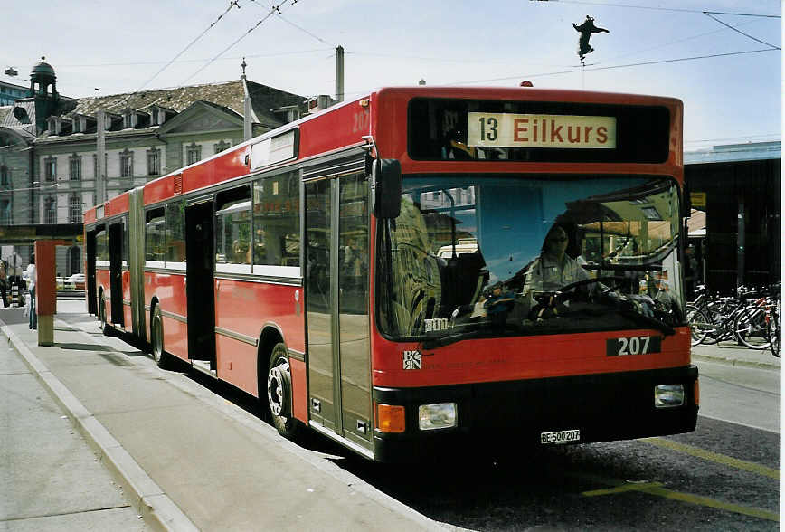 (060'632) - Bernmobil, Bern - Nr. 207/BE 500'207 - MAN am 13. Juni 2003 beim Bahnhof Bern