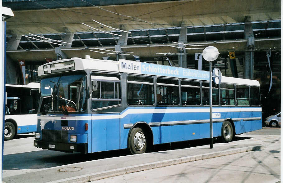 (061'528) - VBL Luzern - Nr. 60/LU 15'060 - Volvo/Hess am 13. Juli 2003 beim Bahnhof Luzern