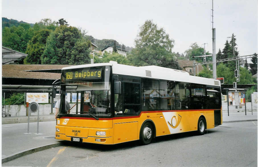 (062'005) - Lengacher, Mnsingen - Nr. 3/BE 547'388 - MAN/Gppel am 27. Juli 2003 beim Bahnhof Belp