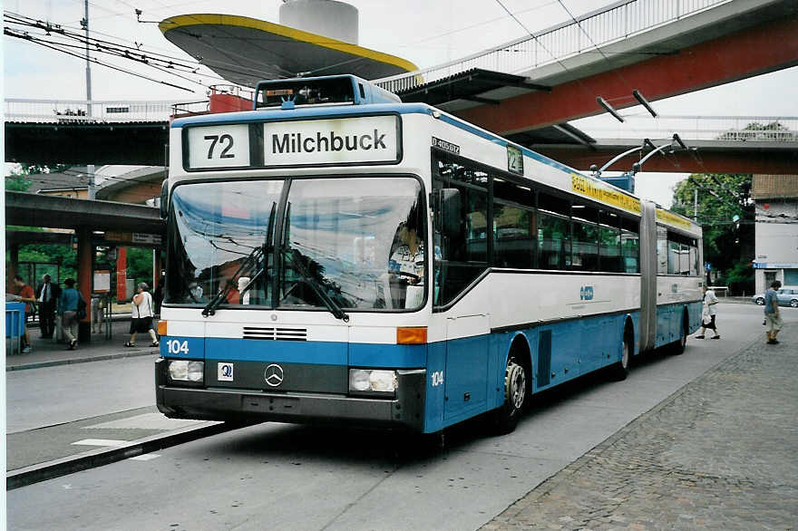 (062'124) - VBZ Zrich - Nr. 104 - Mercedes Gelenktrolleybus am 29. Juli 2003 in Zrich, Bucheggplatz