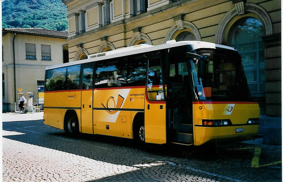 (062'308) - AutoPostale Ticino-Moesano - TI 215'037 - Neoplan (ex P 23'708) am 30. Juli 2003 beim Bahnhof Bellinzona