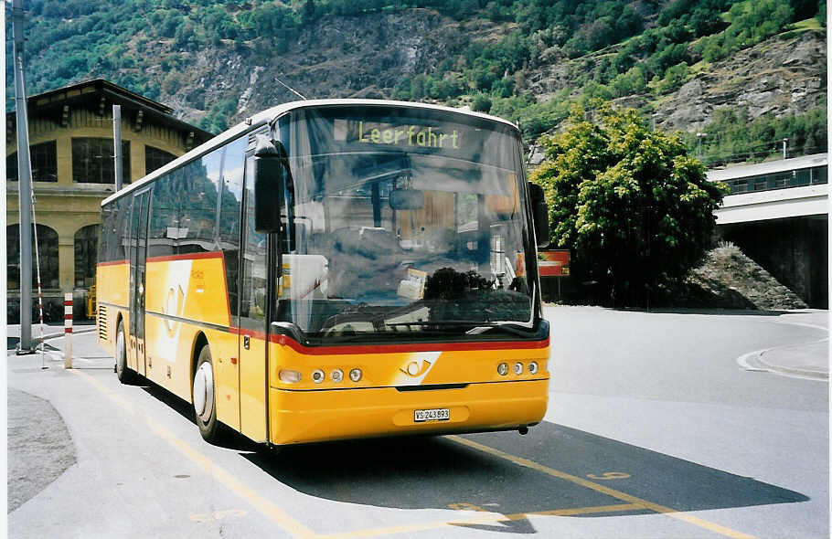 (062'311) - PostAuto Oberwallis - VS 243'893 - Neoplan (ex P 25'167) am 30. Juli 2003 beim Bahnhof Brig