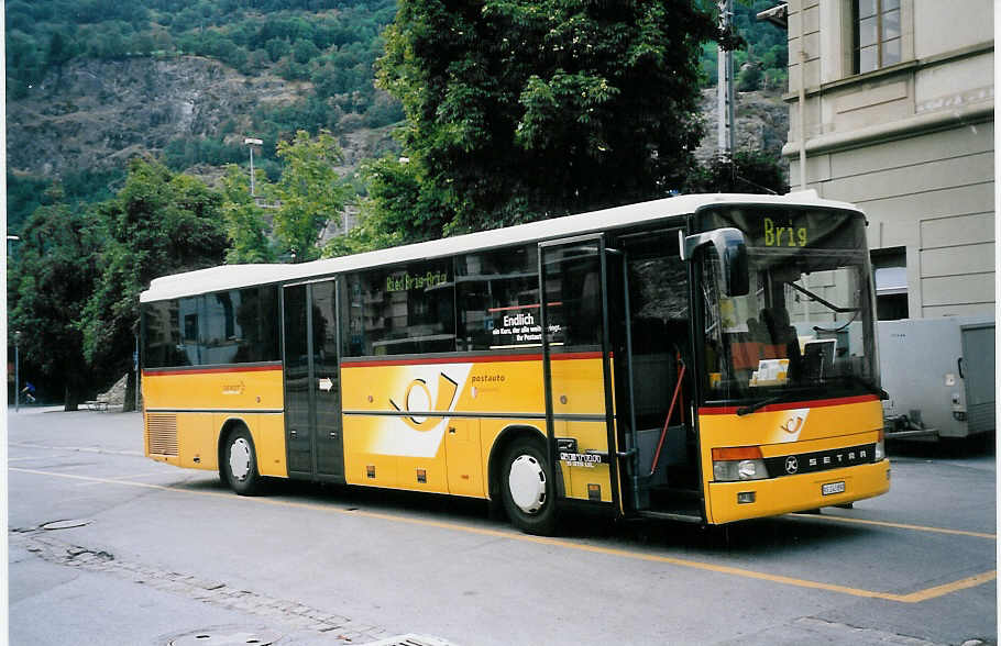 (062'325) - PostAuto Oberwallis - VS 243'890 - Setra (ex P 26'029) am 30. Juli 2003 beim Bahnhof Brig