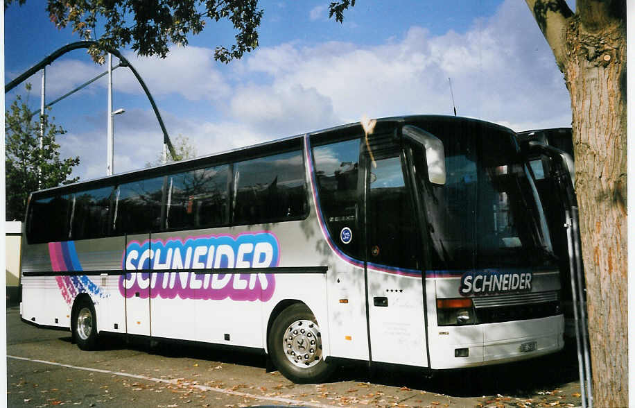 (063'634) - Aus der Schweiz: Schneider, Kirchberg - BE 2558 - Setra am 29. September 2003 in Rust, Europapark