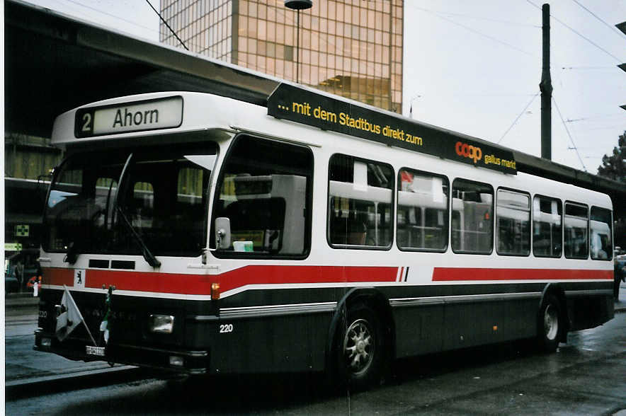 (063'734) - VBSG St. Gallen - Nr. 220/SG 141'220 - Saurer/Hess am 9. Oktober 2003 beim Bahnhof St. Gallen