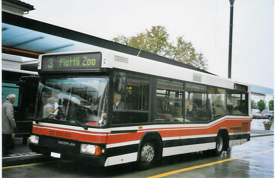 (063'923) - PostAuto Thurgau-Schaffhausen - Nr. 81/TG 158'219 - Neoplan (ex P 25'374; ex Seiler, Frauenfeld Nr. 113) am 9. Oktober 2003 beim Bahnhof Frauenfeld