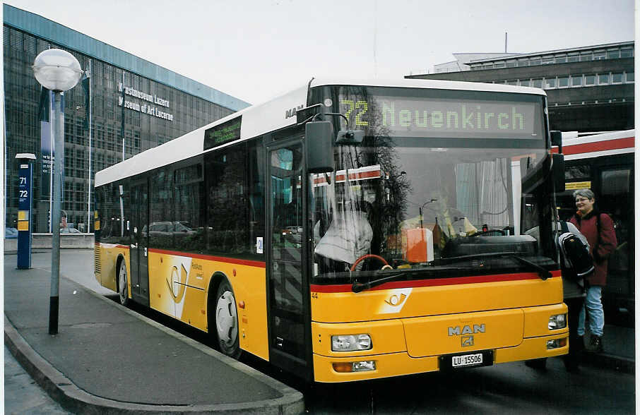 (064'828) - Stirnimann, Neuenkirch - Nr. 44/LU 15'506 - MAN am 27. Dezember 2003 beim Bahnhof Luzern