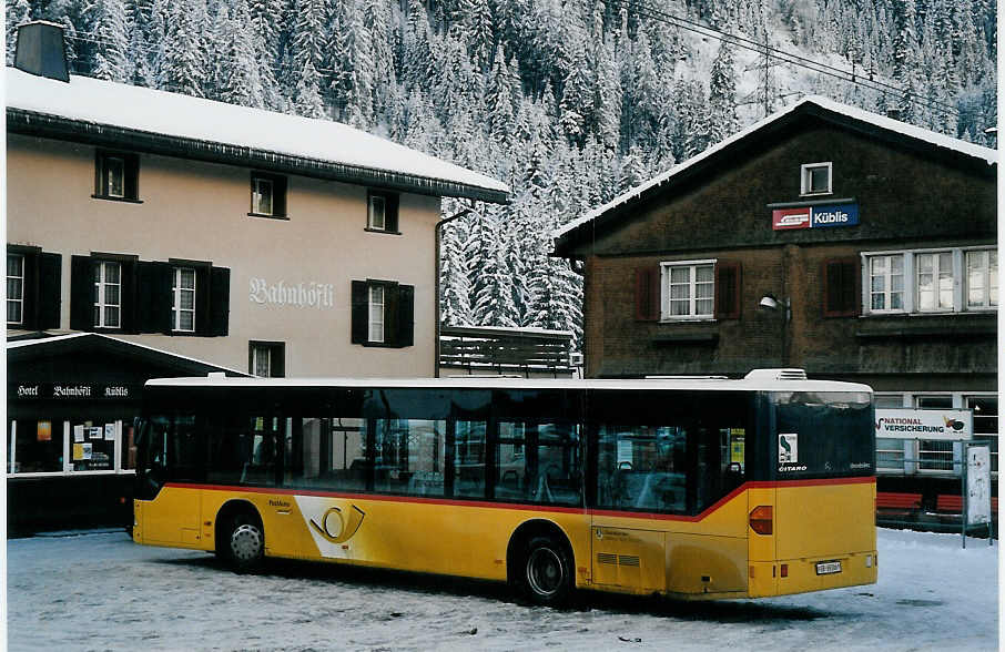 (065'019) - Vogt, Serneus - Nr. 6/GR 69'306 - Mercedes am 1. Januar 2004 beim Bahnhof Kblis