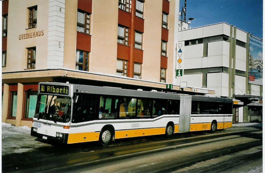 (065'023) - VBD Davos - Nr. 14/GR 25'705 - Mercedes am 1. Januar 2004 beim Bahnhof Davos-Dorf