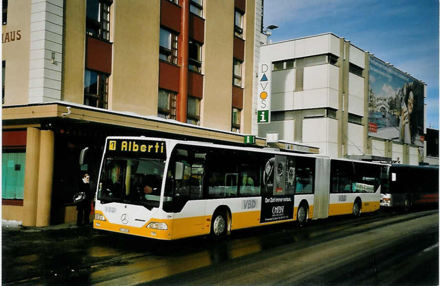 (065'035) - VBD Davos - Nr. 11/GR 46'524 - Mercedes am 1. Januar 2004 beim Bahnhof Davos-Dorf