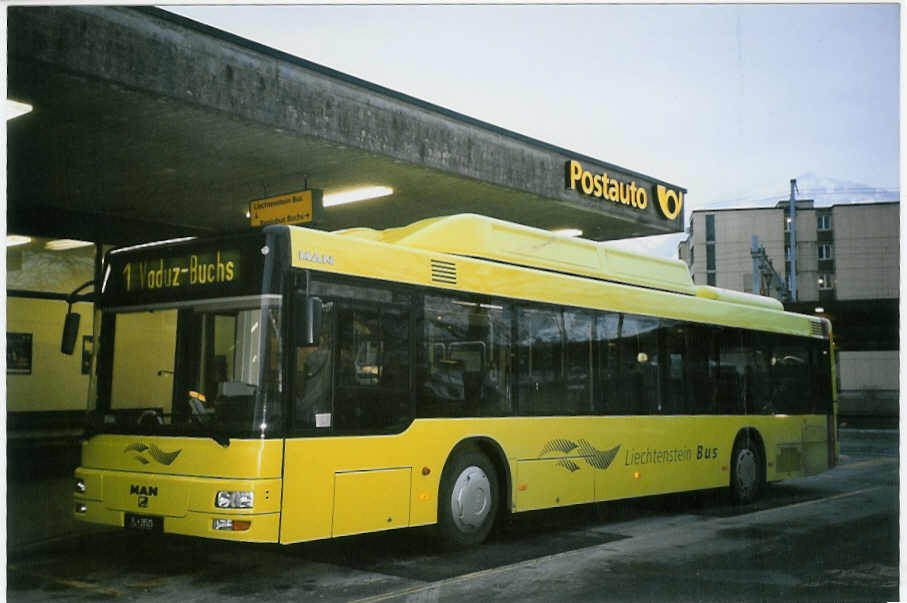 (065'110) - Aus Liechtenstein: Matt, Mauren - Nr. 25/FL 28'525 - MAN am 1. Januar 2004 beim Bahnhof Sargans