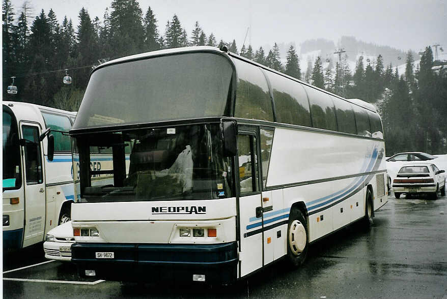 (065'408) - Rapold, Neuhausen - SH 9872 - Neoplan am 7. Februar 2004 in Adelboden, Mineralquelle