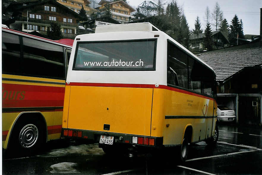 (065'416) - Autotour, Visp - VS 140'455 - Mercedes am 7. Februar 2004 in Adelboden, Mineralquelle