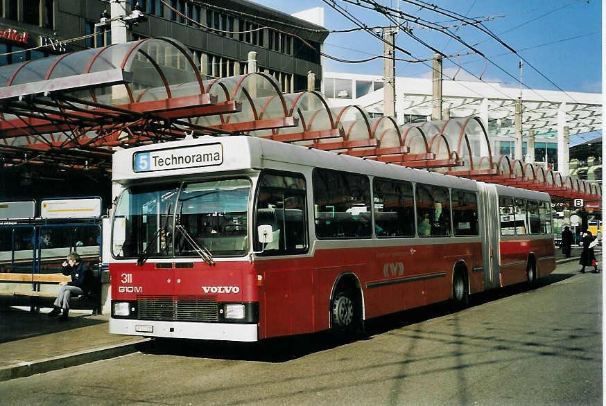 (065'522) - WV Winterthur - Nr. 311/ZH 527'311 - Volvo/Hess am 16. Februar 2004 beim Hauptbahnhof Winterthur