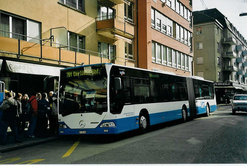 (065'528) - Welti-Furrer, Zrich - Nr. 98/ZH 726'098 - Mercedes am 16. Februar 2004 beim Bahnhof Zrich-Oerlikon