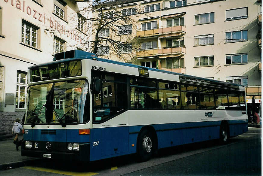 (065'529) - VBZ Zrich - Nr. 227/ZH 588'227 - Mercedes am 16. Februar 2004 beim Bahnhof Zrich-Oerlikon