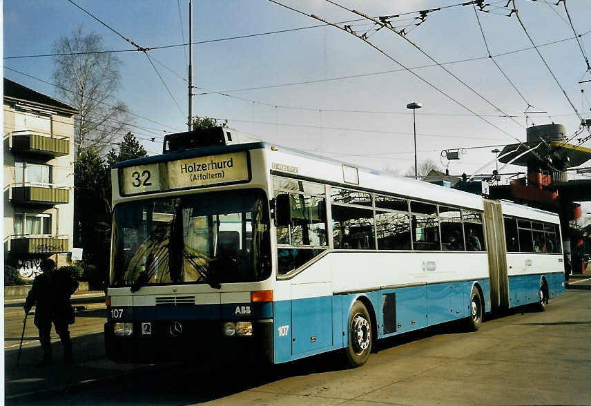 (065'603) - VBZ Zrich - Nr. 107 - Mercedes Gelenktrolleybus am 16. Februar 2004 in Zrich, Bucheggplatz