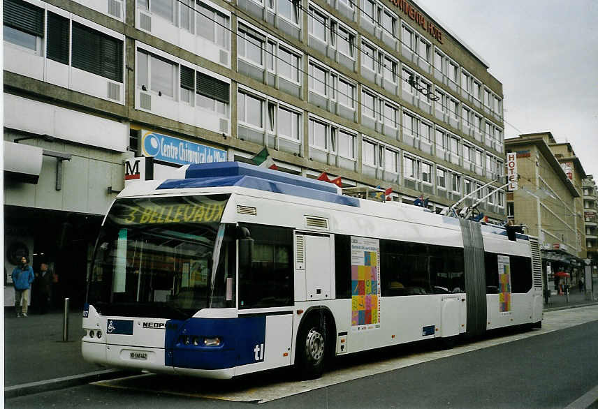 (066'133) - TL Lausanne - Nr. 807/VD 168'462 - Neoplan Gelenkduobus am 21. Mrz 2004 beim Bahnhof Lausanne