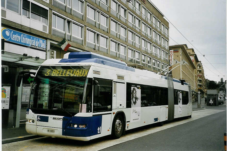 (066'204) - TL Lausanne - Nr. 802/VD 1659 - Neoplan Gelenkduobus am 21. Mrz 2004 beim Bahnhof Lausanne