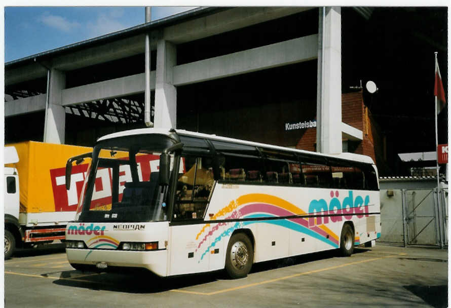 (066'434) - Mder, Meiringen - BE 240'072 - Neoplan am 14. April 2004 in Thun, Grabengut