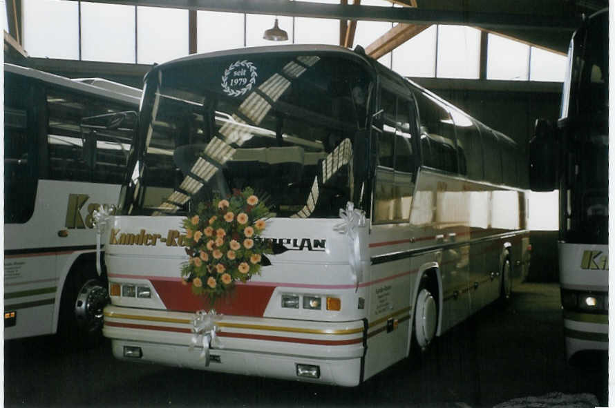 (066'510) - Kander-Reisen, Frutigen - Nr. 4 - Neoplan am 17. April 2004 in Frutigen, Markthalle