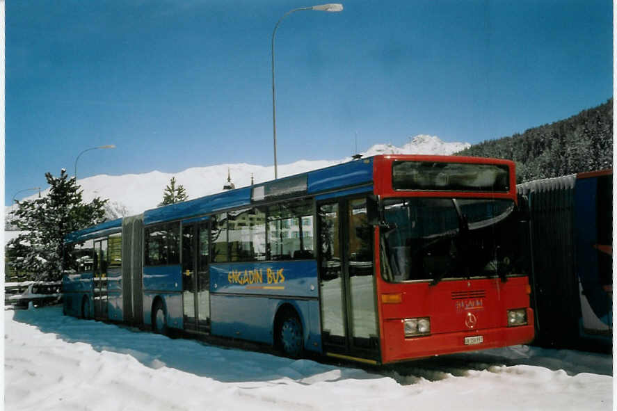 (066'636) - SBC Chur - Nr. 97/GR 156'997 - Mercedes (ex AAGS Schwyz Nr. 30; ex Vorfhrfahrzeug) am 20. April 2004 in St. Moritz, Skihaus