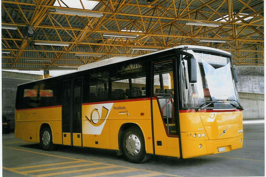 (066'706) - PostAuto Graubnden - GR 102'503 - Volvo am 20. April 2004 in Thusis, Postautostation