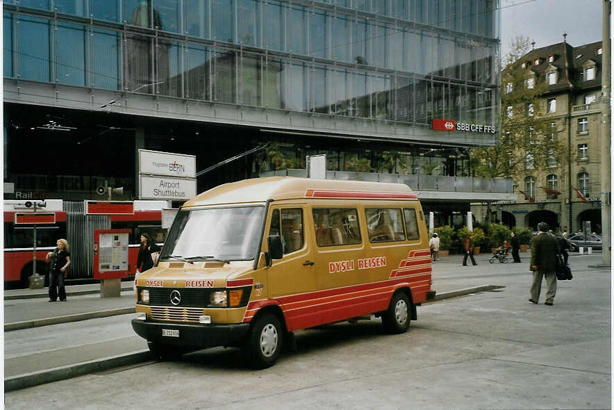 (067'523) - Dysli, Bern - Nr. 17/BE 212'616 - Mercedes am 13. Mai 2004 beim Bahnhof Bern 