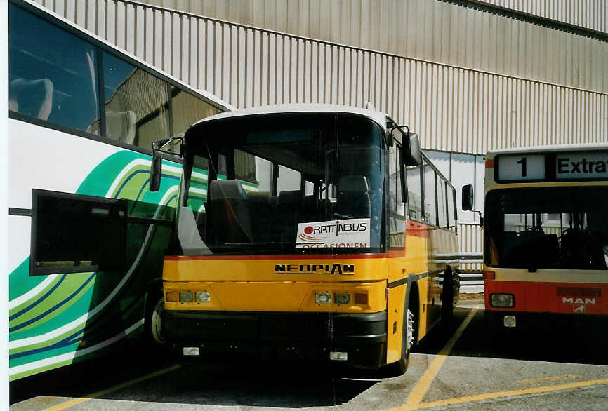 (068'032) - Hutter, Eggerberg - Neoplan am 29. Mai 2004 in Biel, Rattinbus