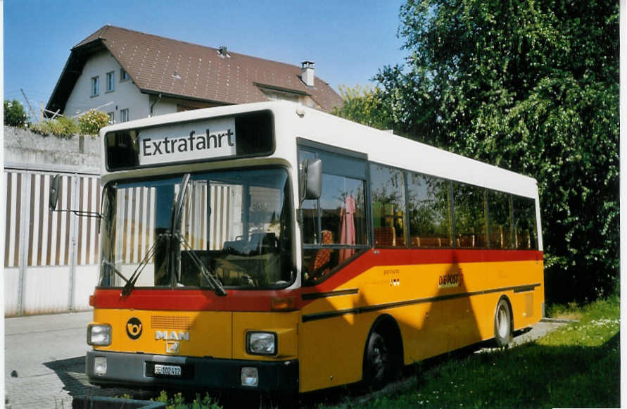 (068'124) - Trachsel, Hasle-Regsau - BE 102'412 - MAN am 29. Mai 2004 in Hasle-Regsau, Garage