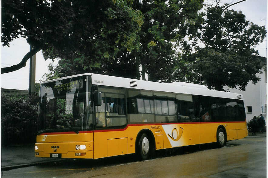 (068'630) - PostAuto Zrich - Nr. 80/ZH 780'694 - MAN (ex P 25'580) am 19. Juni 2004 beim Bahnhof Horgen